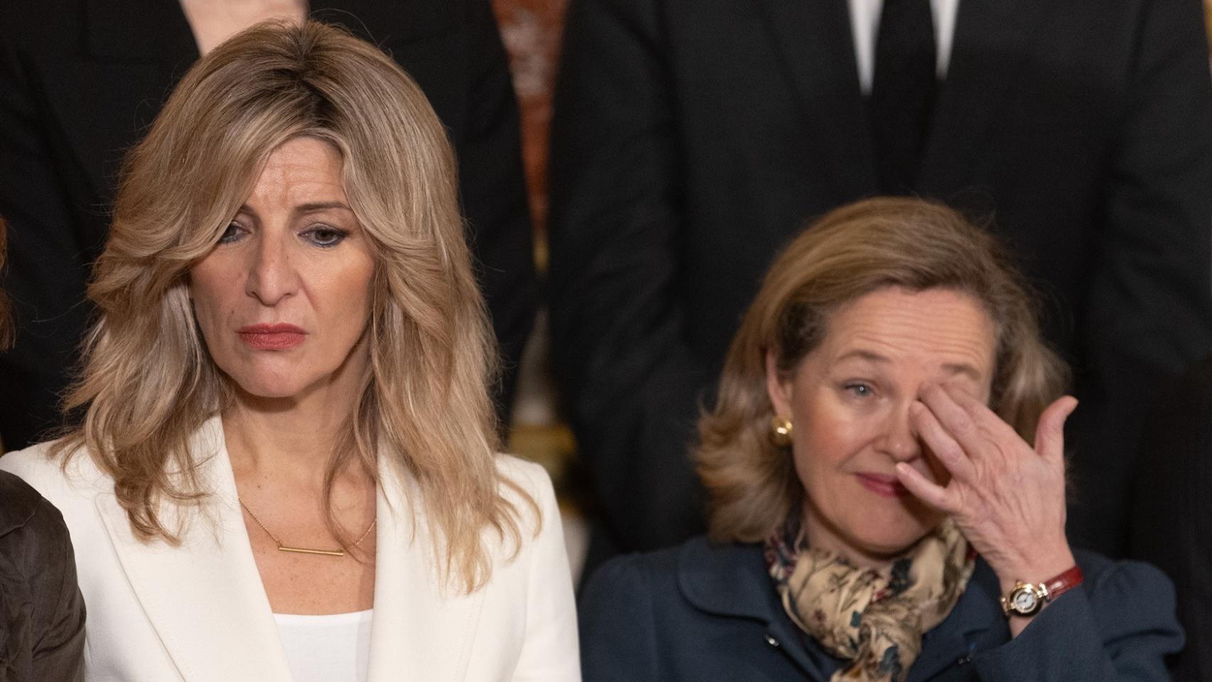 La vicepresidenta segunda y ministra de Trabajo y Economía Social, Yolanda Díaz (i), y la vicepresidenta primera y ministra de Economía, Comercio y Empresa, Nadia Calviño (d).
