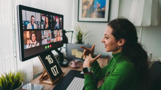 Una mujer teletrabajando desde su casa