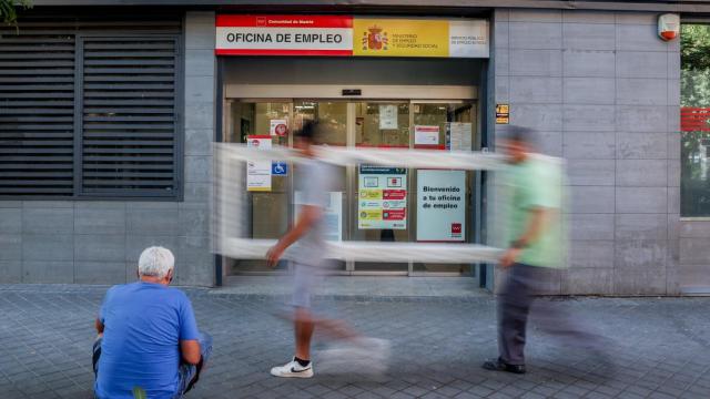 Varias personas pasan por delante de la oficina del SEPE.