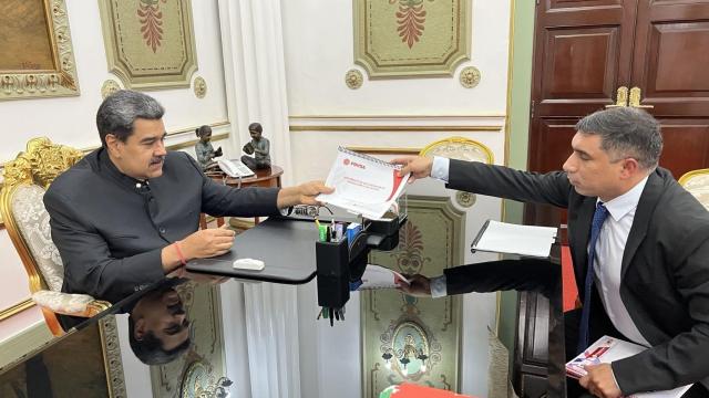 El presidente de Venezuela, Nicolás Maduro, con el presidente de PDVSA, Pedro Tellechea.
