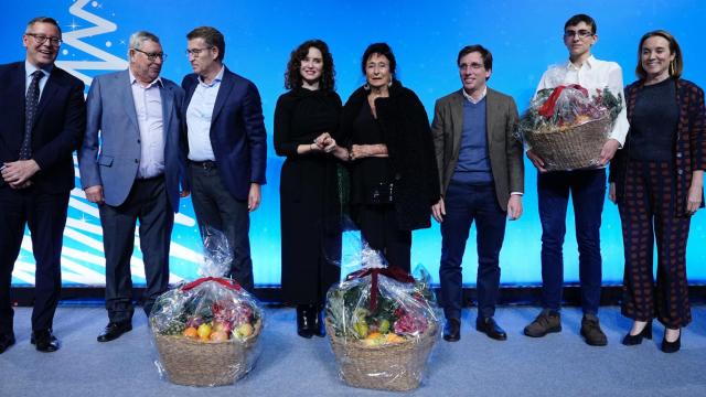 El PP de Madrid reparte cestas de fruta a cuatro de sus afiliados.