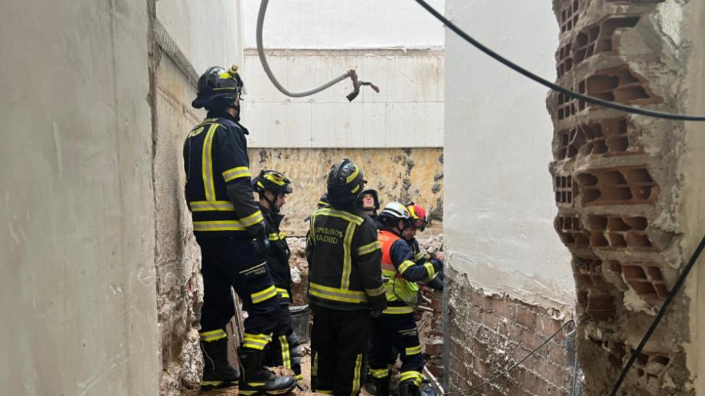 Los bomberos en el lugar del derrumbamiento.