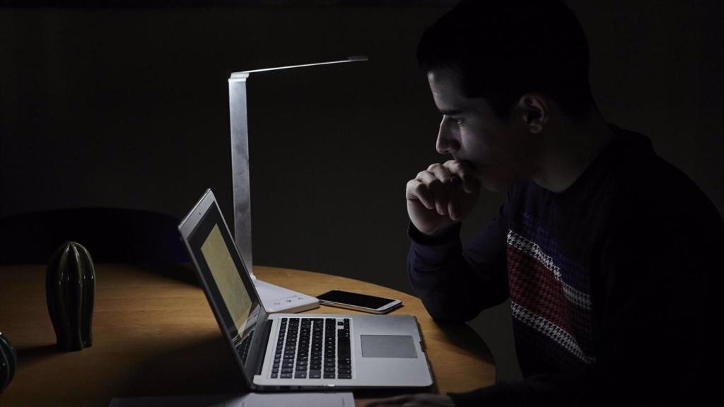 Un estudiante utiliza el ordenador para formación online.