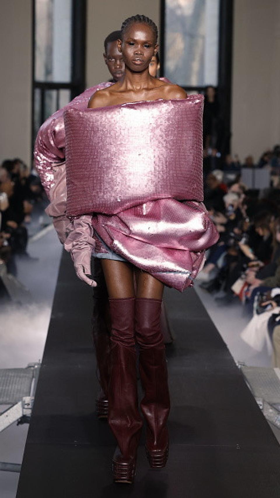 Desfile otoño/invierno 2023/2024 de Rick Owens.