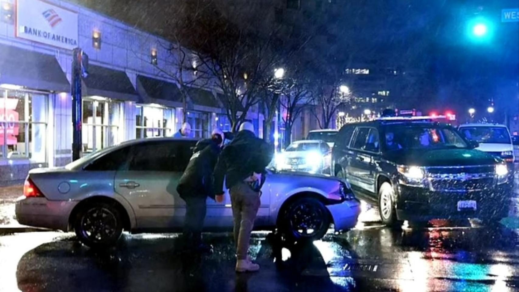 Momento en el que el Servicio Secreto se acerca al coche que se ha estrellado contra la comitiva de Biden.