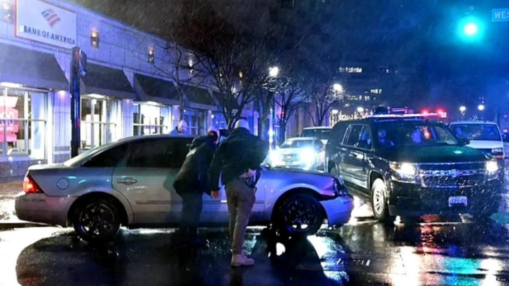 Momento en el que el Servicio Secreto se acerca al coche que se ha estrellado contra la comitiva de Biden.