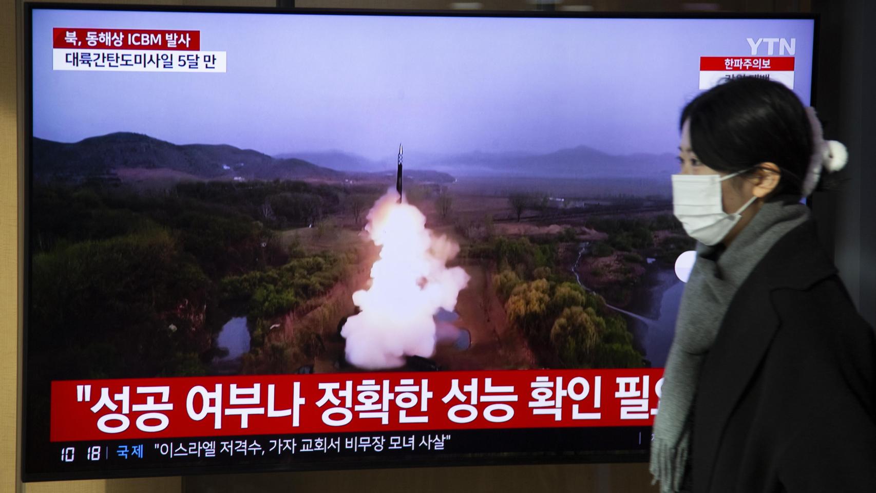 Corea del Norte encadena tres días de ejercicios militares y prueba el lanzamiento de un misil con ojivas de racimo
