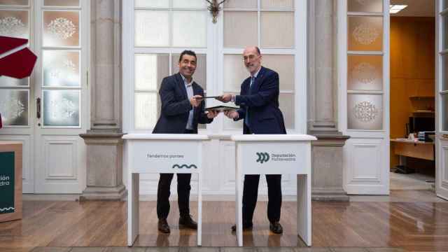 El presidente de la Diputación, Luis López, y el alcalde de Baiona, Jesús Pérez Almuiña.