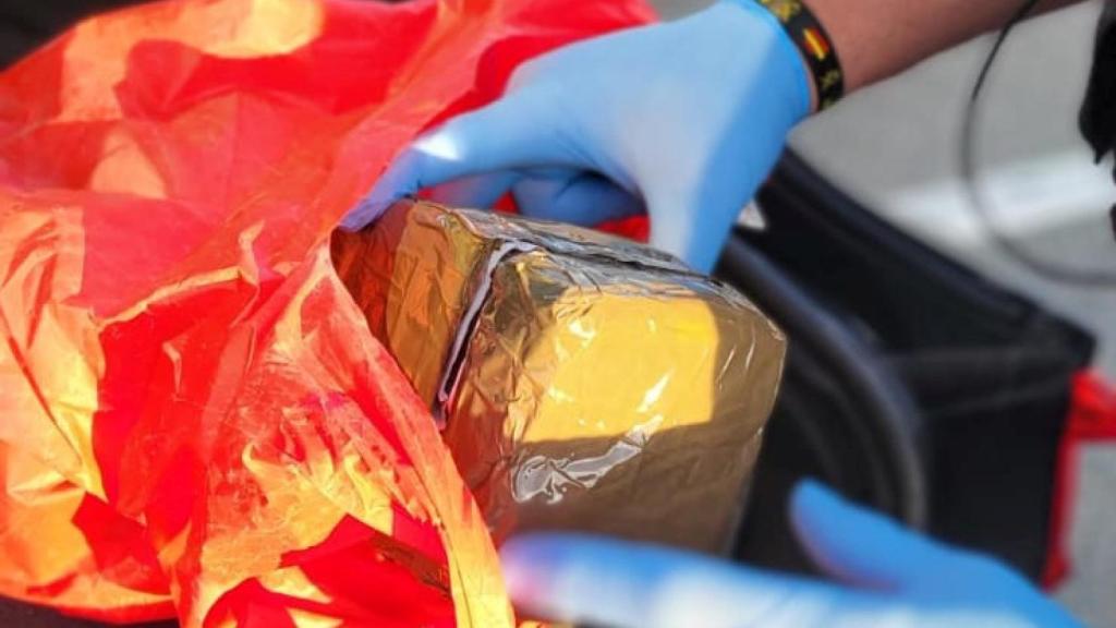 El coche escondía dos kilos de droga