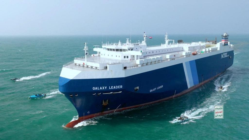 Un barco de carga rodeado por lanchas de hutíes en el mar Rojo el pasado 20 de noviembre.