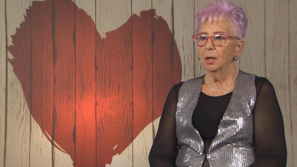 Maribel, desconcertada ante el retraso de su cita a ciegas en 'First Dates'.