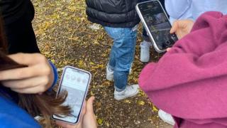 Menores utilizando 'smartphones'.