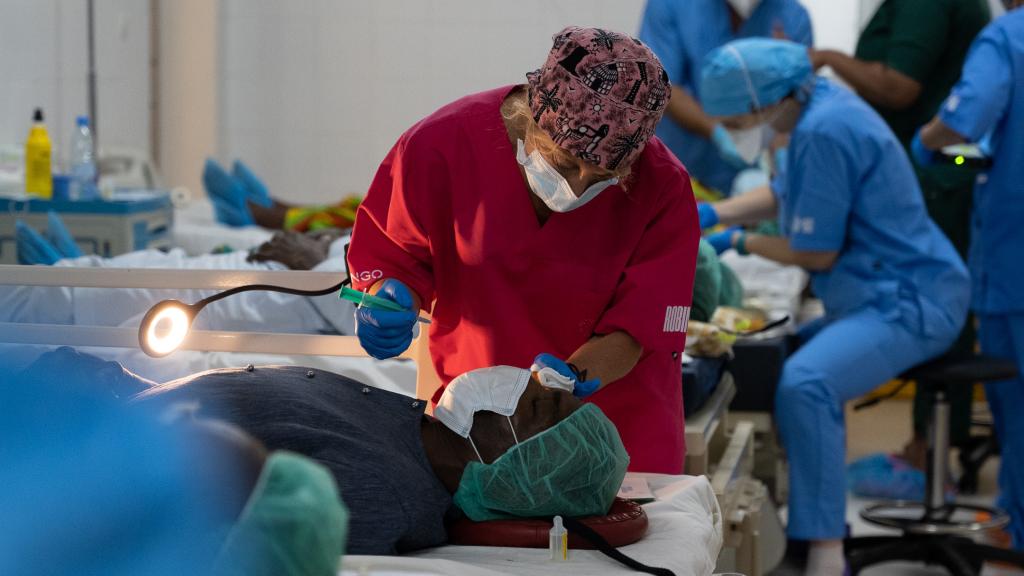 Voluntarios trabajando en una de los viajes que organiza la Fundación.