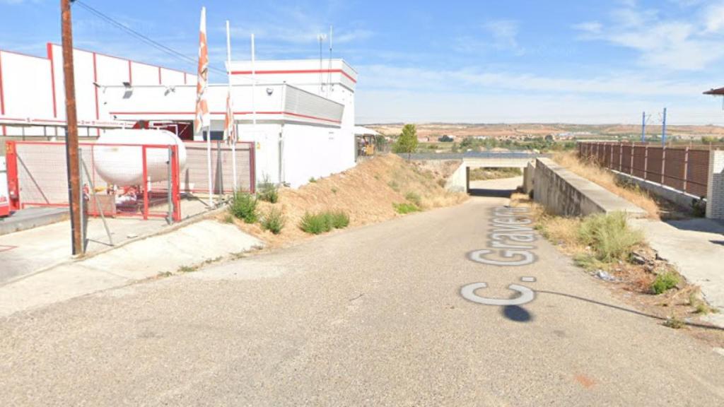 El paso inferior a la vía del que nacerá el nuevo vial (Google Maps).