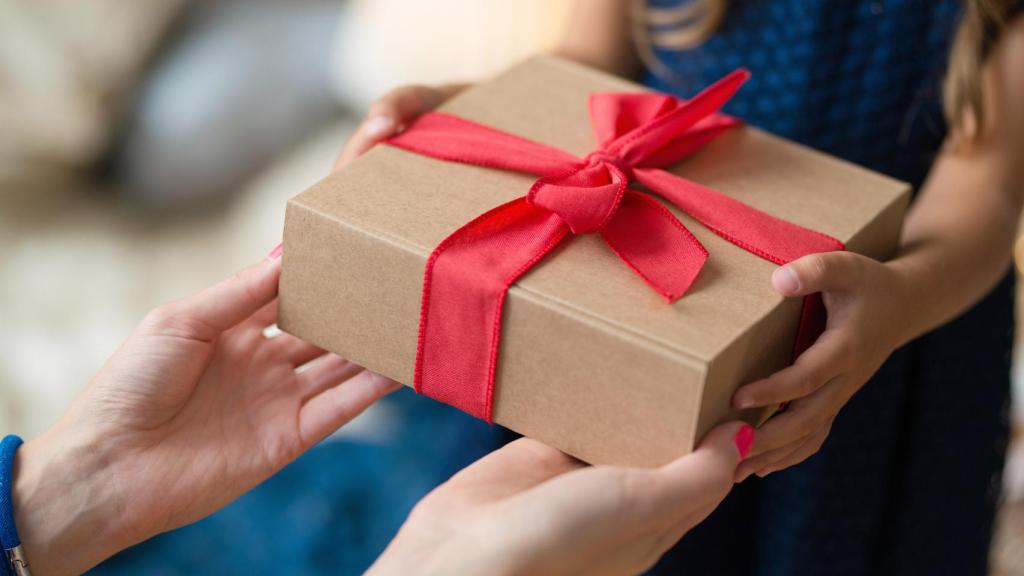 Una persona ofrece un regalo a otra.