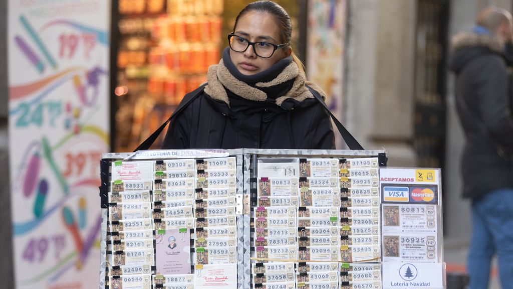Una vendedora de cupones de Lotería, en Madrid.