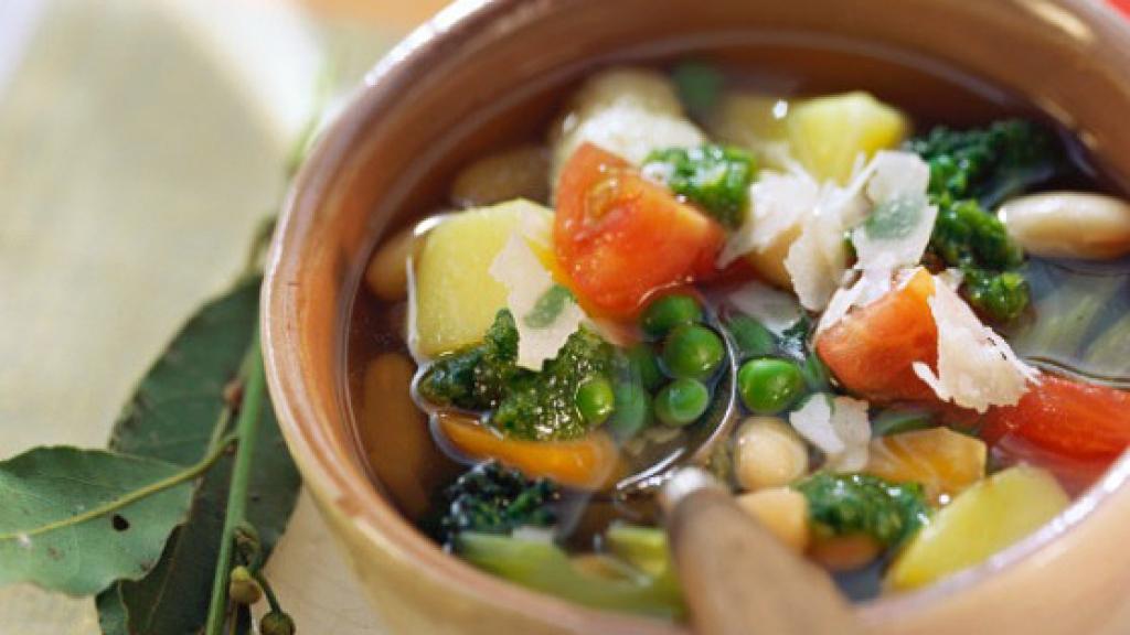 Legumbres, verduras y queso son típicos ingredientes del minestrone.