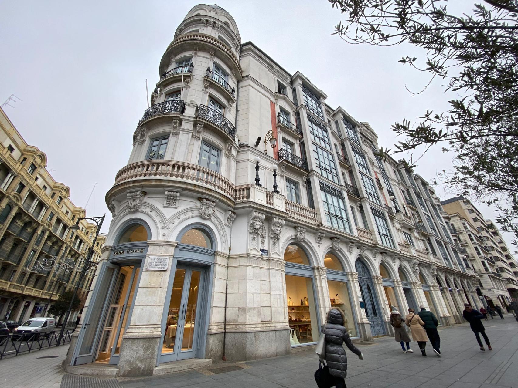 Una imagen del edificio desde la Acera de Recoletos
