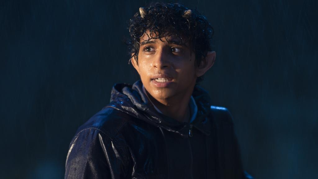 Aryan Simhadri es Grover en la serie.