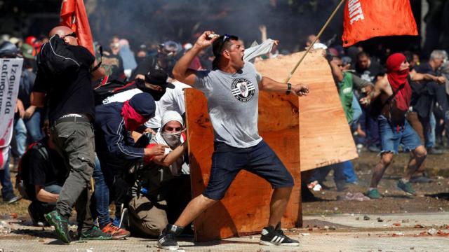 Un manifestante se enfrenta a la policía en vísperas del 20 de diciembre de 2017 por la reforma de las pensiones.