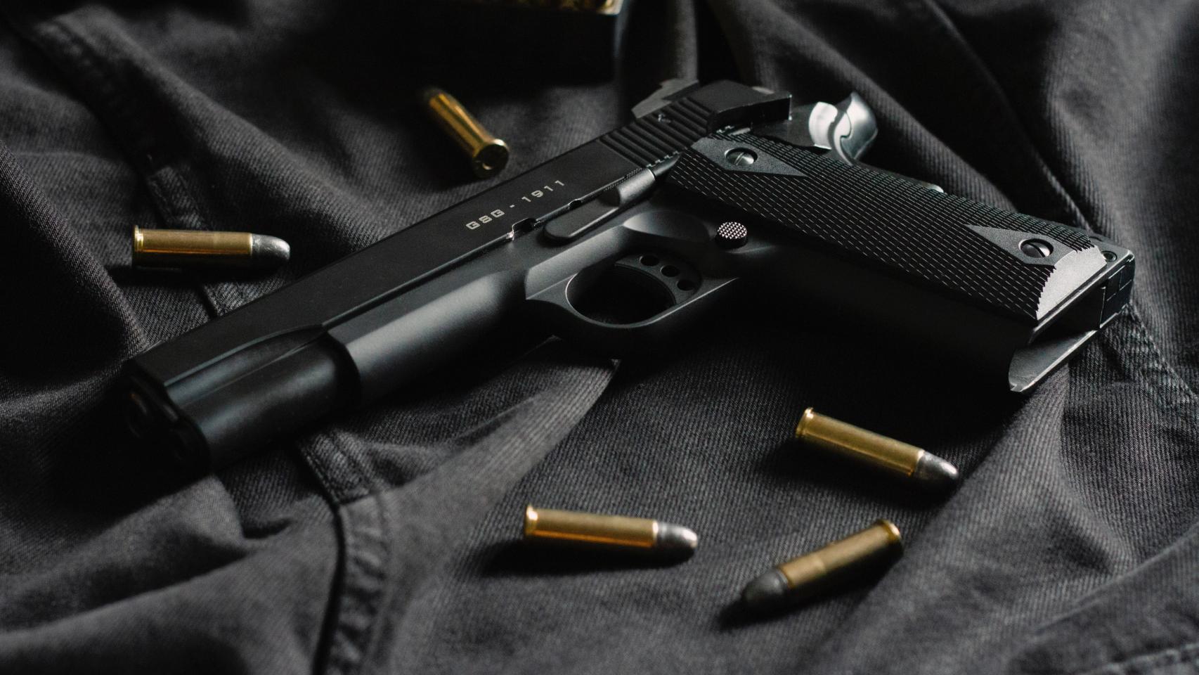 También retenía dos pistolas ametralladoras y un fúsil de tipo Kalashnikov.