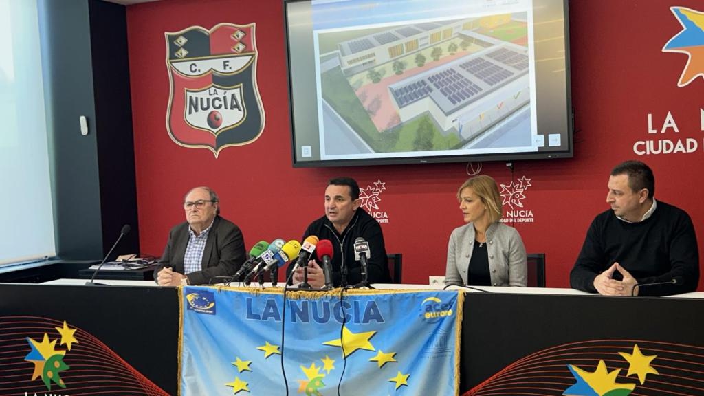 El alcalde Bernabé Cano, segundo izquierda, en el análisis del 2023 y previsión de 2024 en La Nucia.