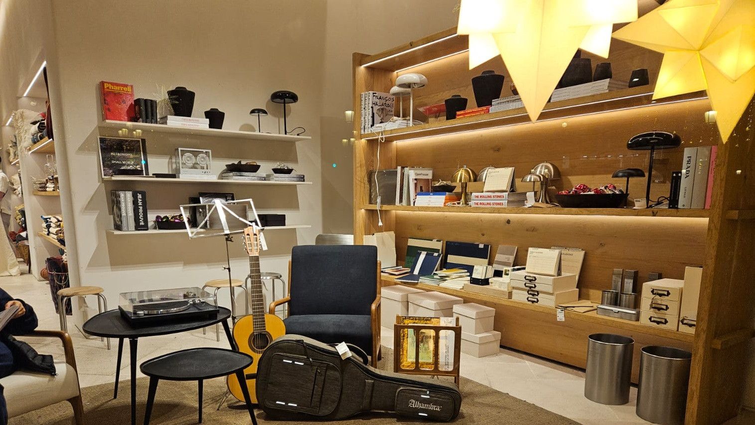 El escaparate de Zara Home en Barcelona con la guitarra de Alhambra.