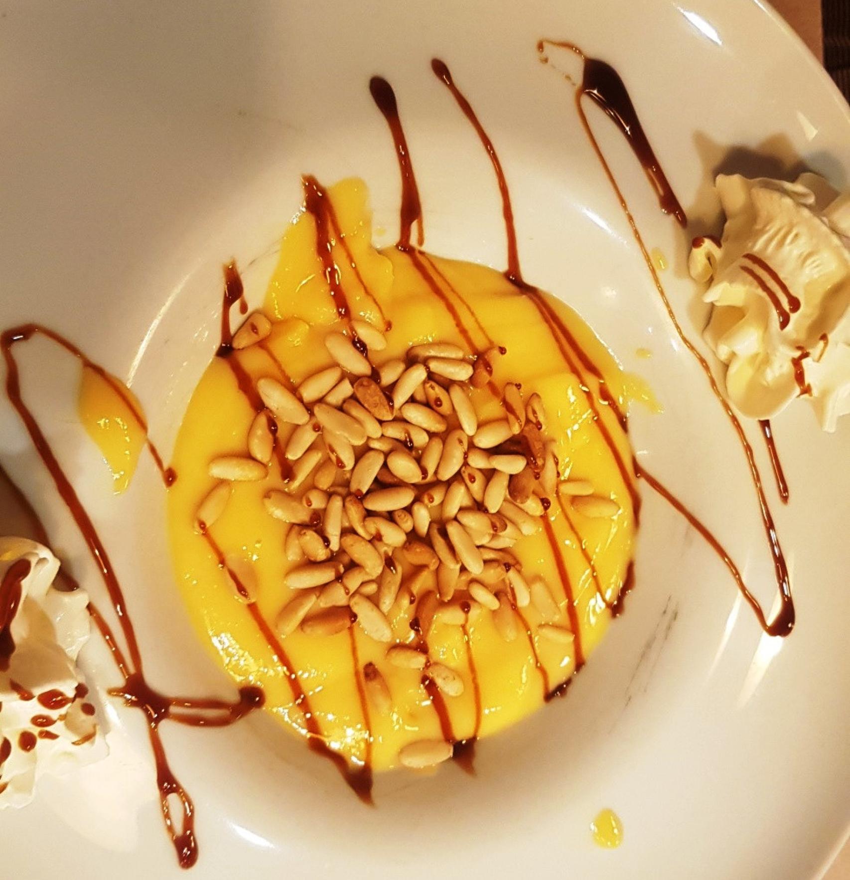 Unas natillas con piñones tostados de Pedrajas