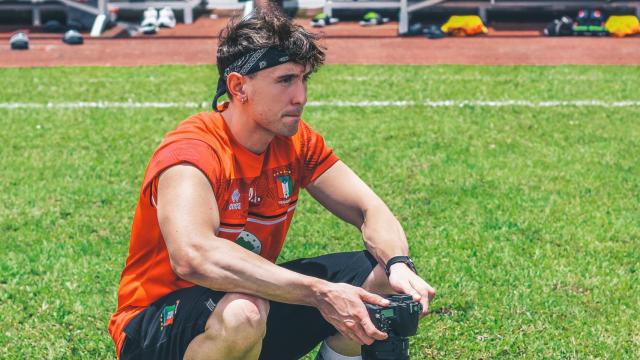El fotógrafo vallisoletano Andrés Domingo durante un partido de Guinea Ecuatorial
