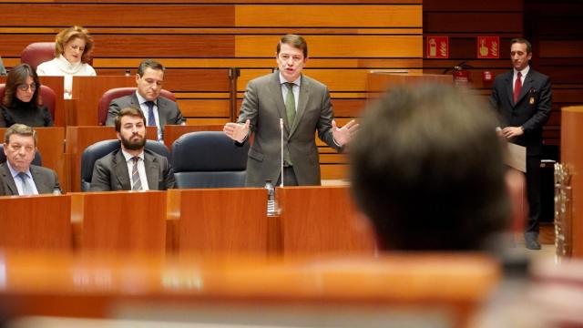 El presidente de la Junta, Alfonso Fernández Mañueco, durante su intervención en el pleno de las Cortes de este martes.