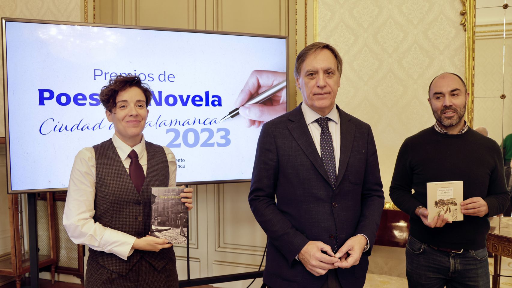 El alcalde de Salamanca, Carlos García Carbayo, hace entrega de los Premios Ciudad de Salamanca de Novela y Poesía a los ganadores de la edición 2023, Beatriz García Sánchez y Víctor Herrero de Miguel