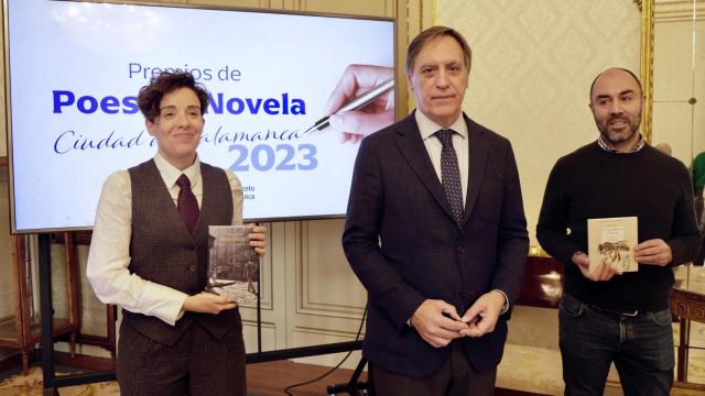 El alcalde de Salamanca, Carlos García Carbayo, hace entrega de los Premios Ciudad de Salamanca de Novela y Poesía a los ganadores de la edición 2023, Beatriz García Sánchez y Víctor Herrero de Miguel.