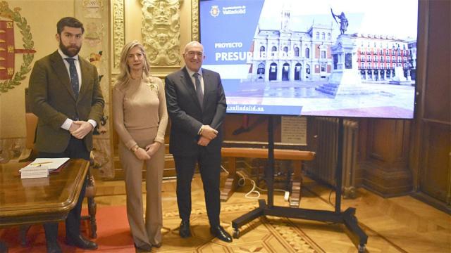 Francisco Blanco, Irene Carvajal y Jesús Julio Carnero presentan el presupuesto 2024 del Ayuntamiento de Valladolid