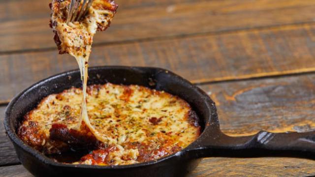 Una plato de provoleta recién hecho