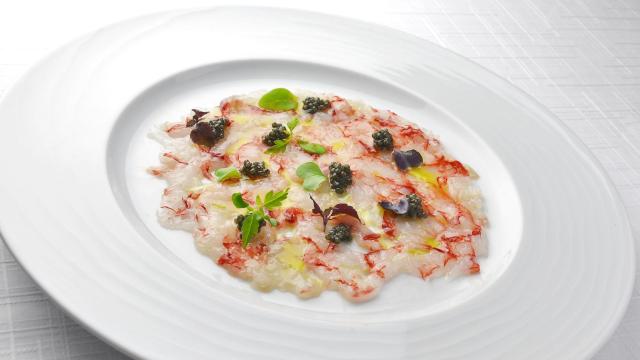 Un plato con carpaccio de gambas