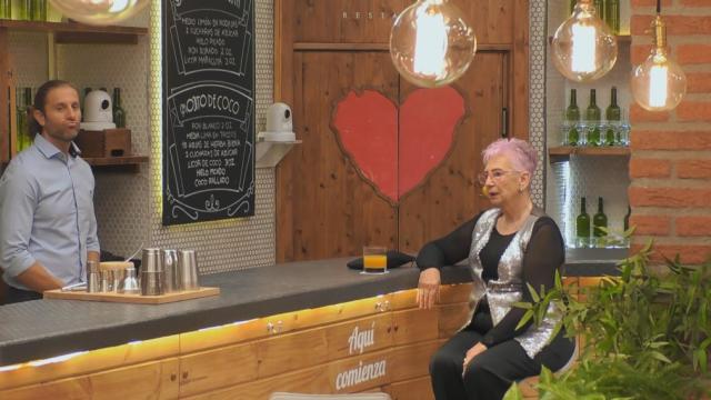 Maribel, de 78 años, espera impaciente la llegada de su cita en 'First Dates'.