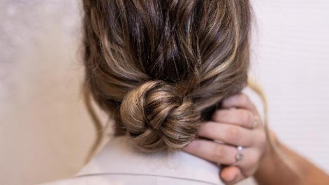 El moño bajo siempre es una opción acertada.