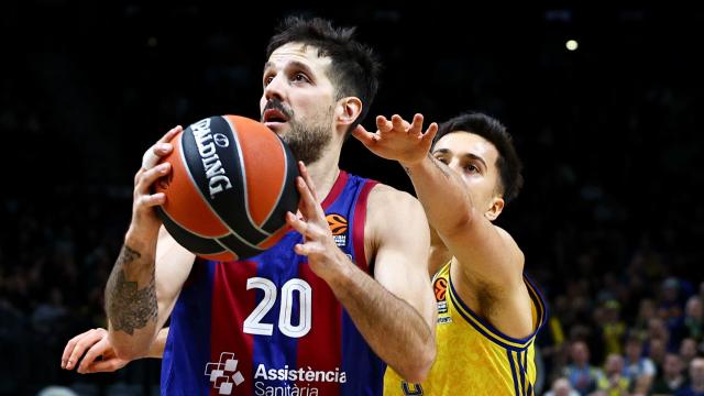 Nicolás Laprovittola entra a canasta frente al Alba Berlín.