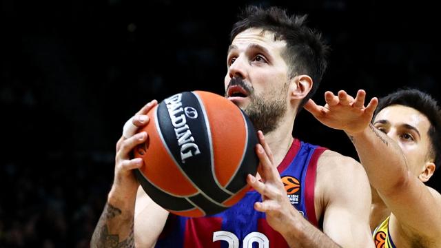 Nicolás Laprovittola entra a canasta frente al Alba Berlín.