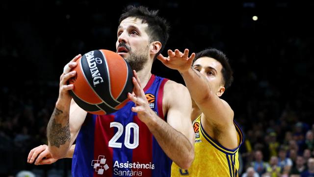 Nicolás Laprovittola entra a canasta frente al Alba Berlín.