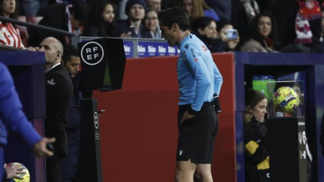 Munuera Montero revisando una jugada en el monitor del VAR durante un partido de Liga