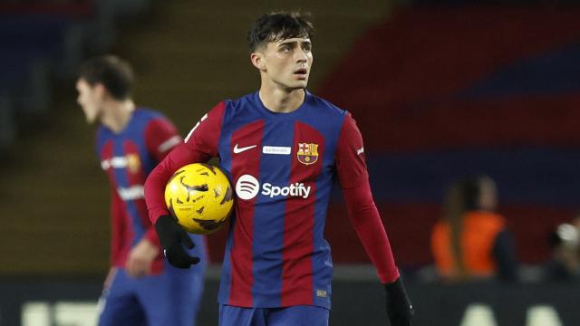 Pedri, con el balón bajo el brazo tras un partido con el Barça.