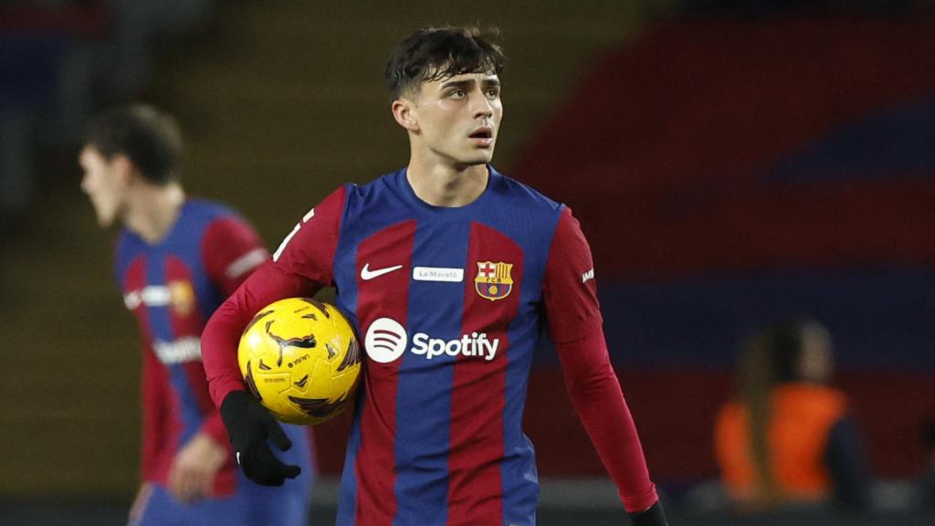 Pedri, con el balón bajo el brazo tras un partido con el Barça.