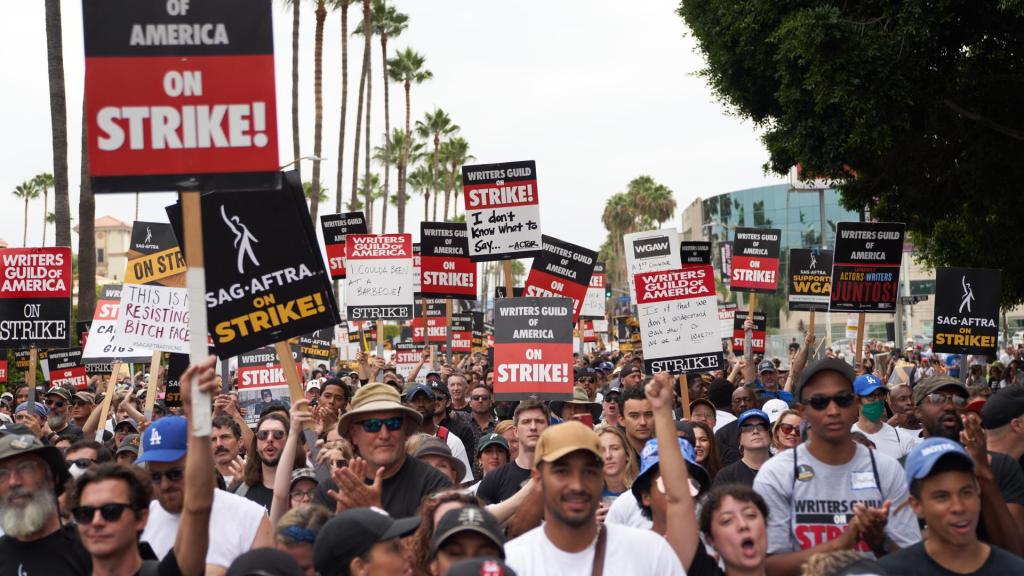 Miembros del WGA y SAG-AFTRA durante una manifestación en Paramount Studios el 13 de septiembre. Foto: EFE/ Allison Dinner /ARCHIVO