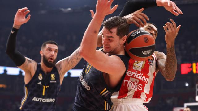 Mario Hezonja pelea un rebote contra Joel Bolomboy.