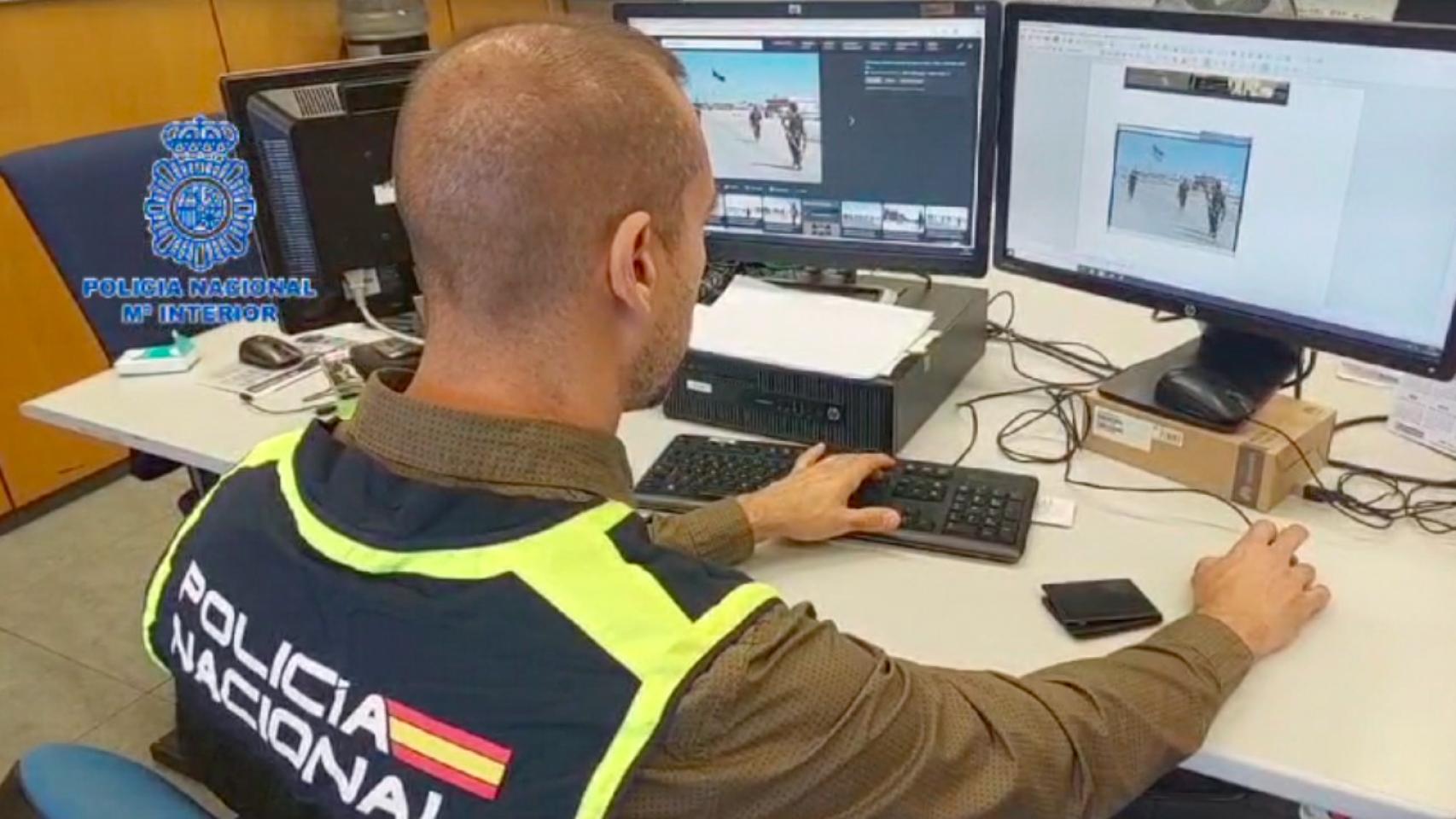 Uno de los agentes, en pleno ciberpatrullaje durante la operación.