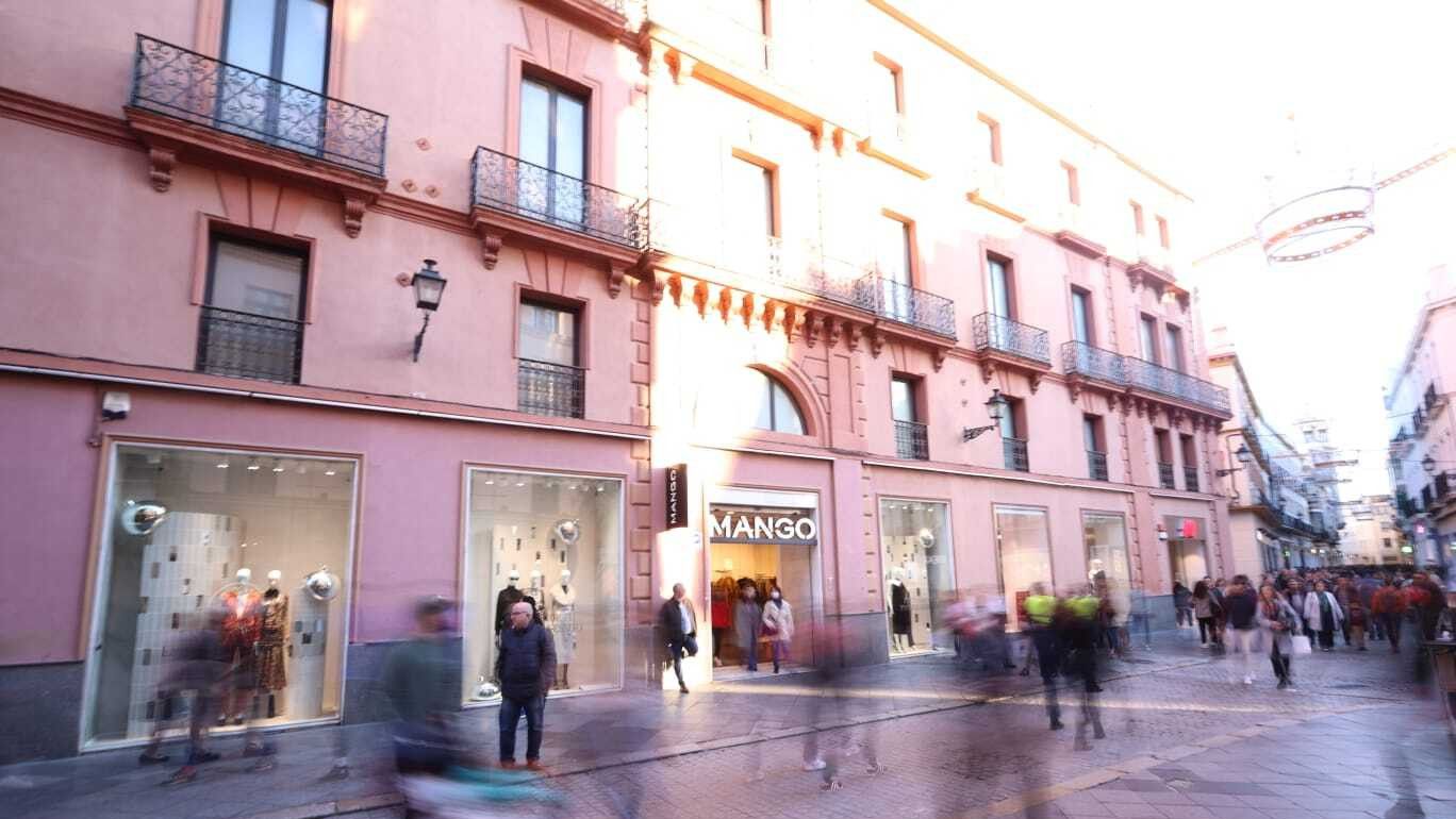 Tiendas de una calle comercial del centro de Sevilla.