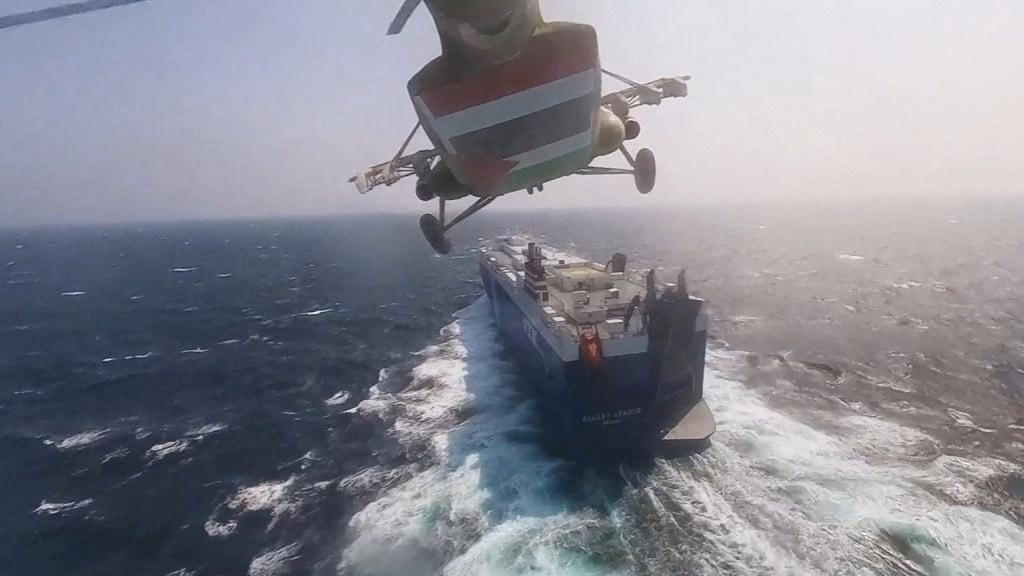 Combatientes hutíes abren la puerta de la cabina en la cubierta del barco en el mar Rojo.