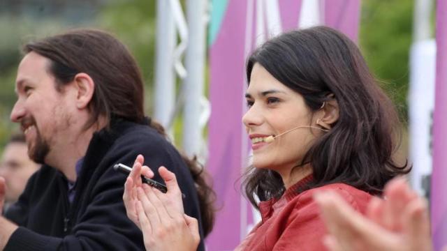Pablo Iglesias junto a Isa Serra.