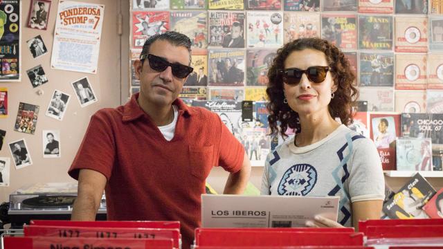 Guille y Vivi, dos malagueños que han hecho de la música de los años 50 un estilo de vida.